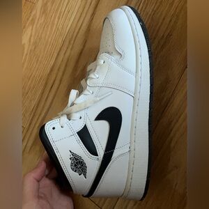 Selling Jordan 1 mids